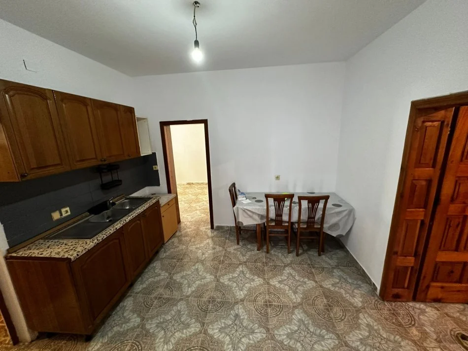 Tirane, jepet me qera shtepi 2+1+Ballkon Kati 0, 55 m² 300 € (Fiori Di Bosco)