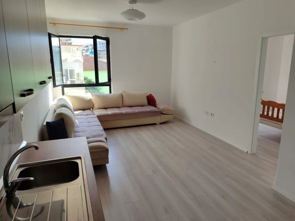 Tirane, jepet me qera apartament 1+1 Kati 2, 60 m² 350 € (astir)
