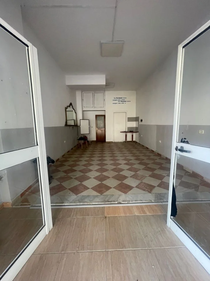 SHITET, AMBIENT BIZNESI, RRUGA FROSINA PLAKU, TIRANË, 85,.000 EURO