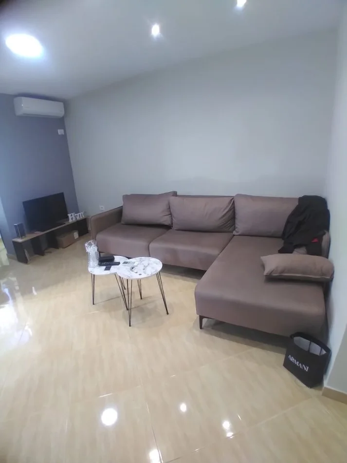 Tirane, jepet me qera apartament 1+1 Kati 4, 60 m² 400 € (brryli)