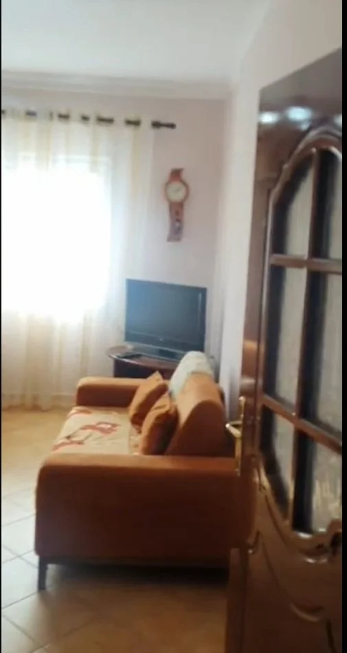 Tirane, jepet me qera apartament 3+1+Ballkon Kati 6, 95 m² 650 € (9 kateshet)