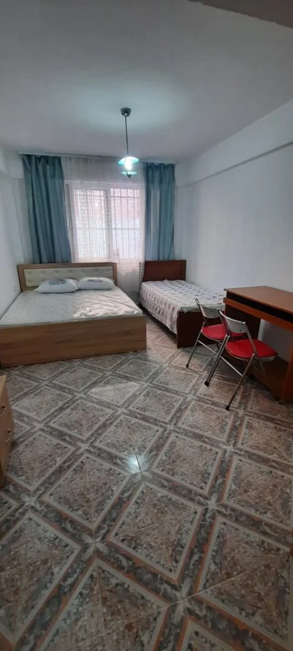 Tirane, jepet me qera shtepi 1+1 Kati 1, 64 m² 400 € (Rruga kavajes , te Globe)