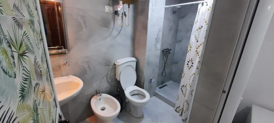 Tirane, jepet me qera shtepi 1+1 Kati 1, 64 m² 400 € (Rruga kavajes , te Globe)