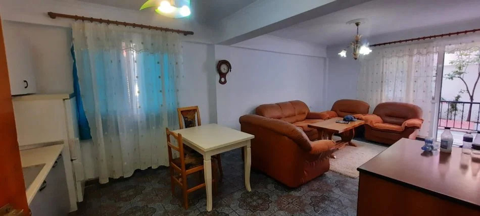 Tirane, jepet me qera shtepi 1+1 Kati 1, 64 m² 400 € (Rruga kavajes , te Globe)