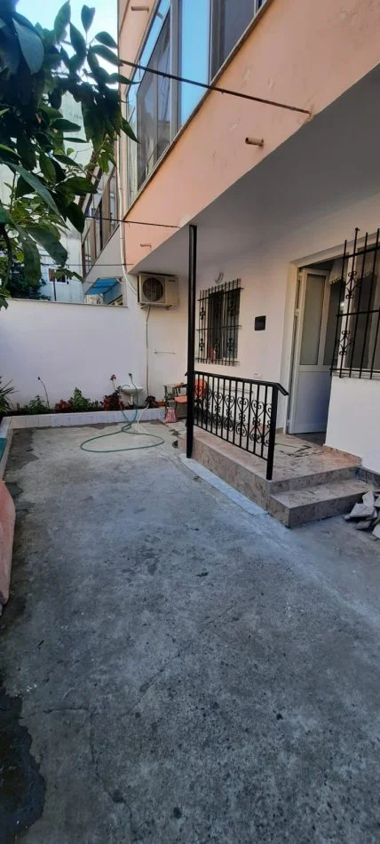 Tirane, jepet me qera shtepi 1+1 Kati 1, 64 m² 400 € (Rruga kavajes , te Globe)