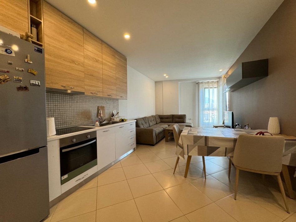 Tirane, jepet me qera apartament 2+1+Ballkon Kati 3, 80 m² 500 € (21 Dhjetori)