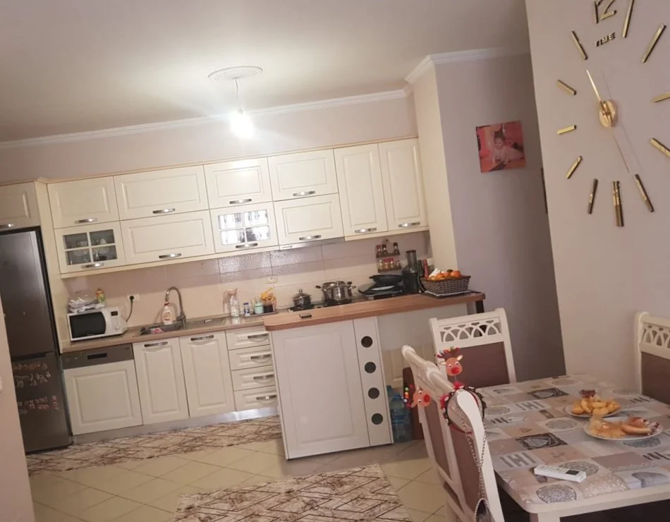 Tirane, jepet me qera apartament 2+1+Ballkon Kati 4, 90 m² 400 € (Besim Alla)