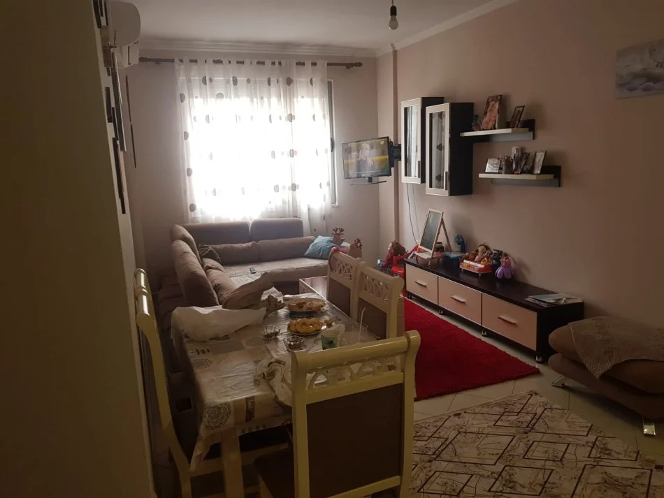 Tirane, jepet me qera apartament 2+1 Kati 4, 90 m² 400 € (yzbershit)