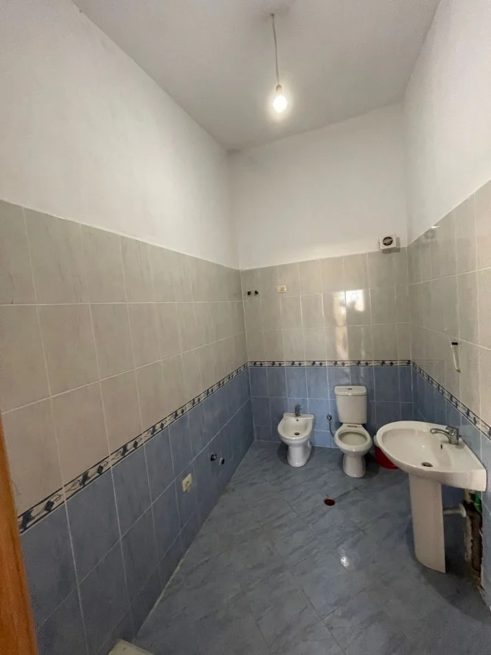 Tirane, jepet me qera apartament 2+1+Ballkon Kati 6, 110 m² 300 € (Rruga Shkreteve)