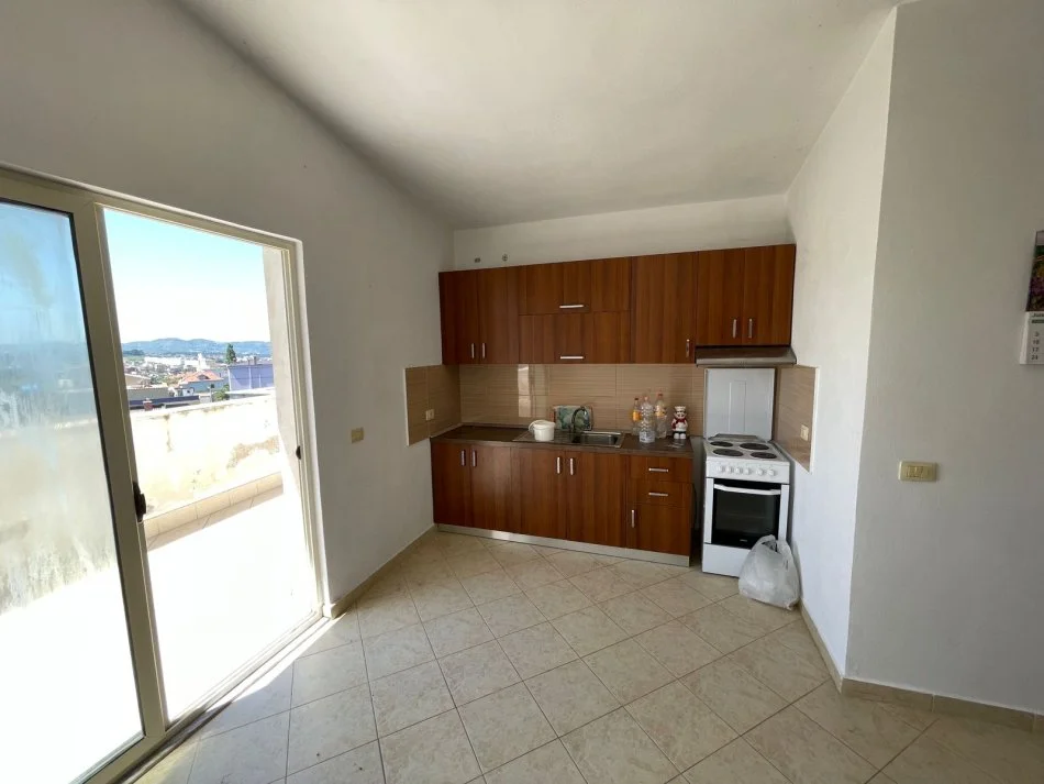 Tirane, jepet me qera apartament 2+1+Ballkon Kati 6, 110 m² 300 € (Rruga Shkreteve)