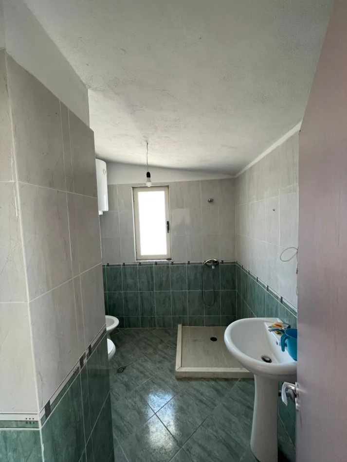 Tirane, jepet me qera apartament 2+1+Ballkon Kati 6, 110 m² 300 € (Rruga Shkreteve)