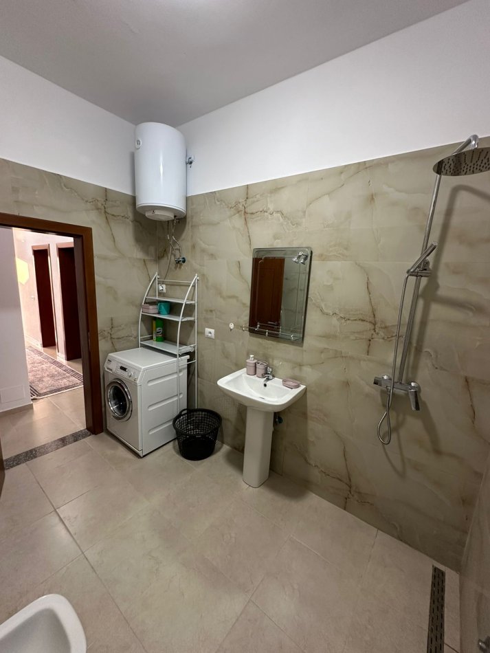 Tirane, jepet me qera apartament 1+1 Kati 3, 70 m² 350 € (Tasim shehu)
