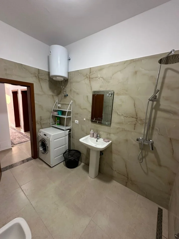 Tirane, jepet me qera apartament 1+1 Kati 3, 70 m² 350 € (Tasim shehu)