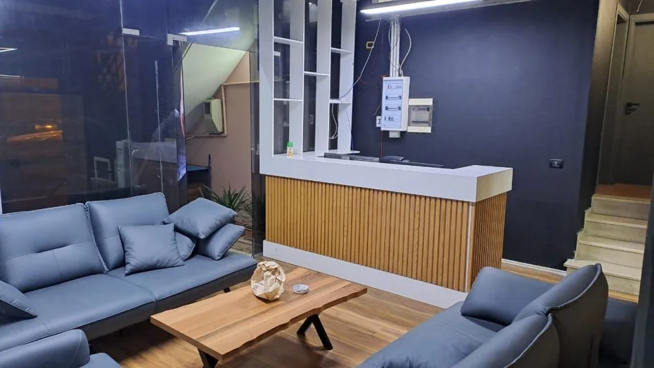 Tirane, jepet me qera ambjent biznesi Kati 0, 300 m² 2.200 € (Rruga Kongresi i Lushnjes)