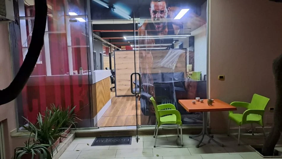 Tirane, jepet me qera ambjent biznesi Kati 0, 300 m² 2.200 € (Rruga Kongresi i Lushnjes)