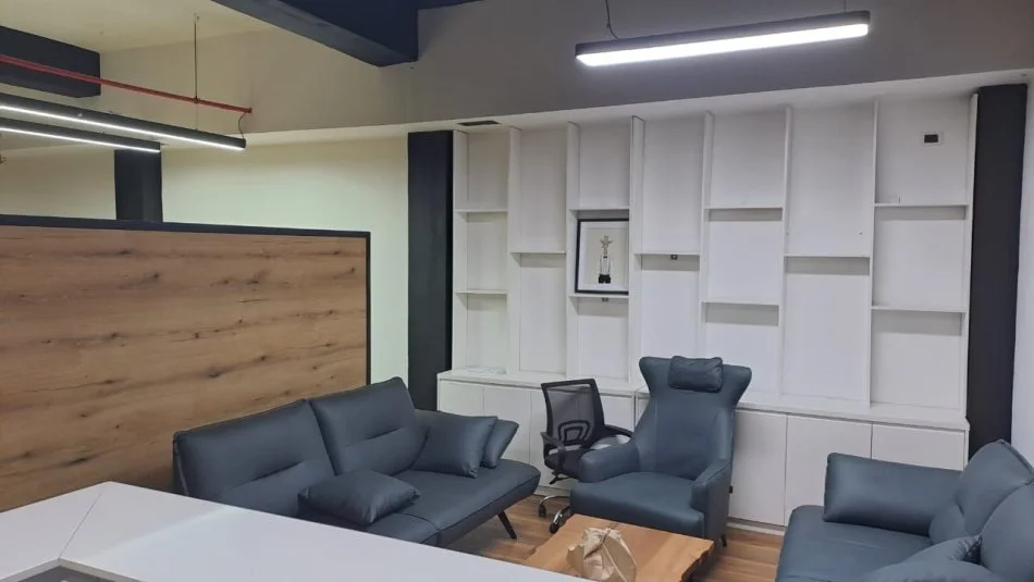 Tirane, jepet me qera ambjent biznesi Kati 0, 300 m² 2.200 € (Rruga Kongresi i Lushnjes)