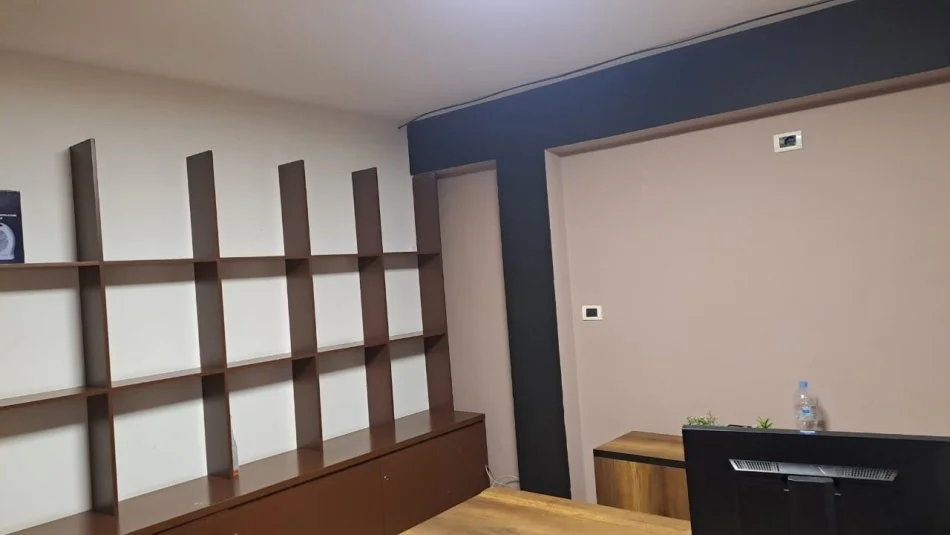 Tirane, jepet me qera ambjent biznesi Kati 0, 300 m² 2.200 € (Rruga Kongresi i Lushnjes)