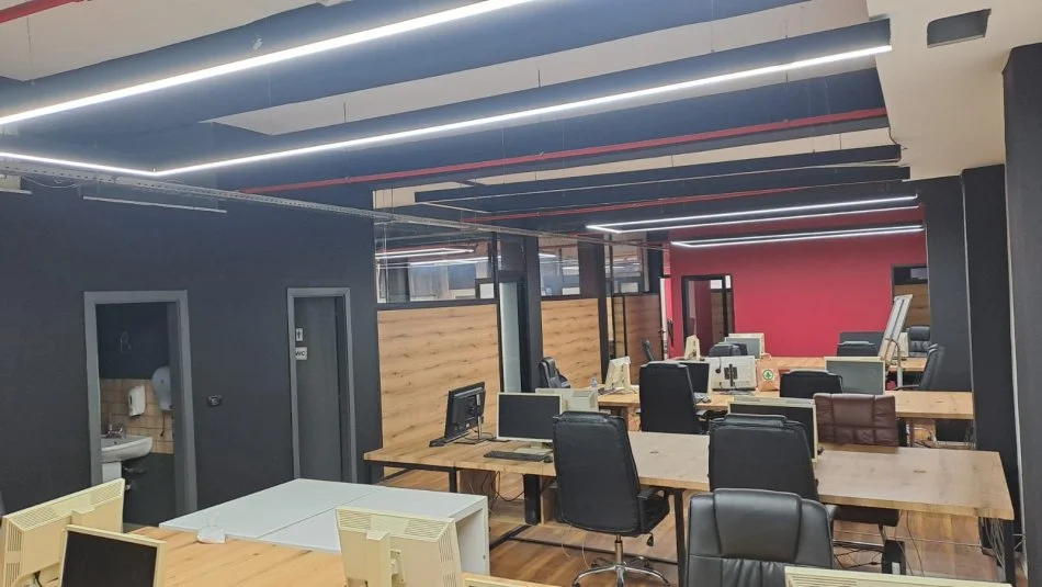 Tirane, jepet me qera ambjent biznesi Kati 0, 300 m² 2.200 € (Rruga Kongresi i Lushnjes)