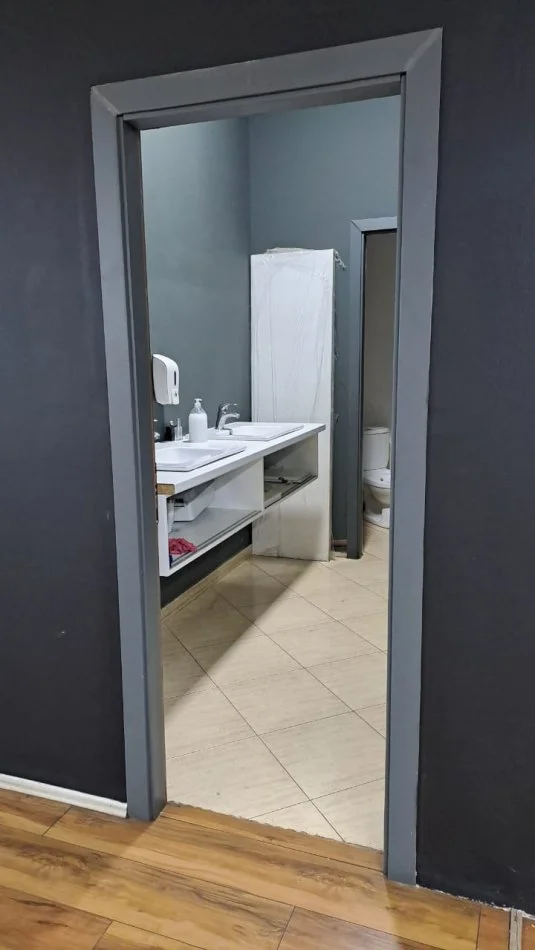 Tirane, jepet me qera ambjent biznesi Kati 0, 300 m² 2.200 € (Rruga Kongresi i Lushnjes)