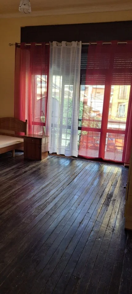 Tirane, jap me qera apartament 3+1+Ballkon Kati 1, 90 m² 500 € (Rruga e Barrikadave, afer gjimnazit Sami Frasheri)