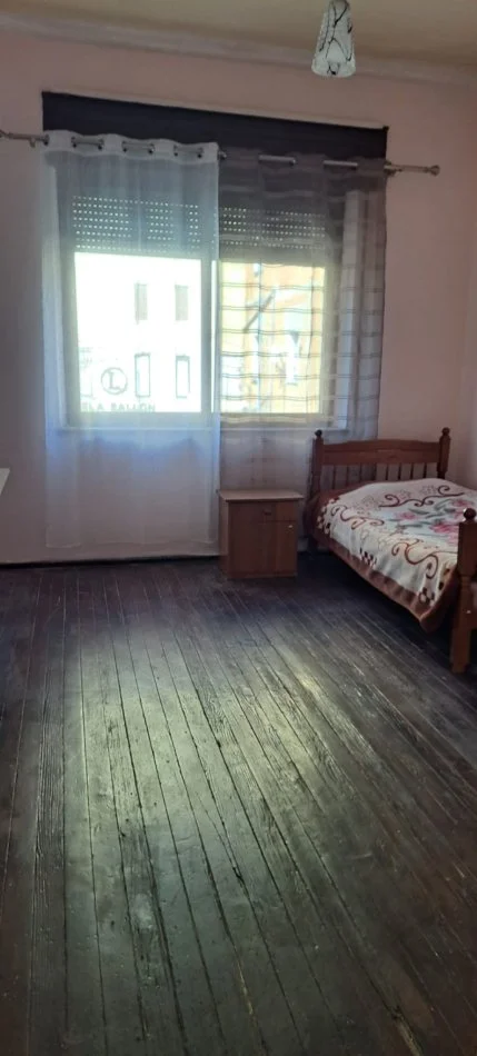 Tirane, jap me qera apartament 3+1+Ballkon Kati 1, 90 m² 500 € (Rruga e Barrikadave, afer gjimnazit Sami Frasheri)