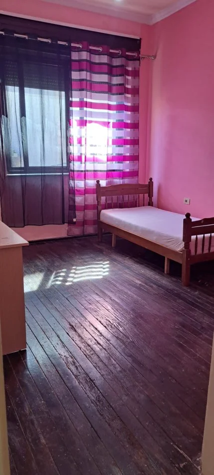 Tirane, jap me qera apartament 3+1+Ballkon Kati 1, 90 m² 500 € (Rruga e Barrikadave, afer gjimnazit Sami Frasheri)