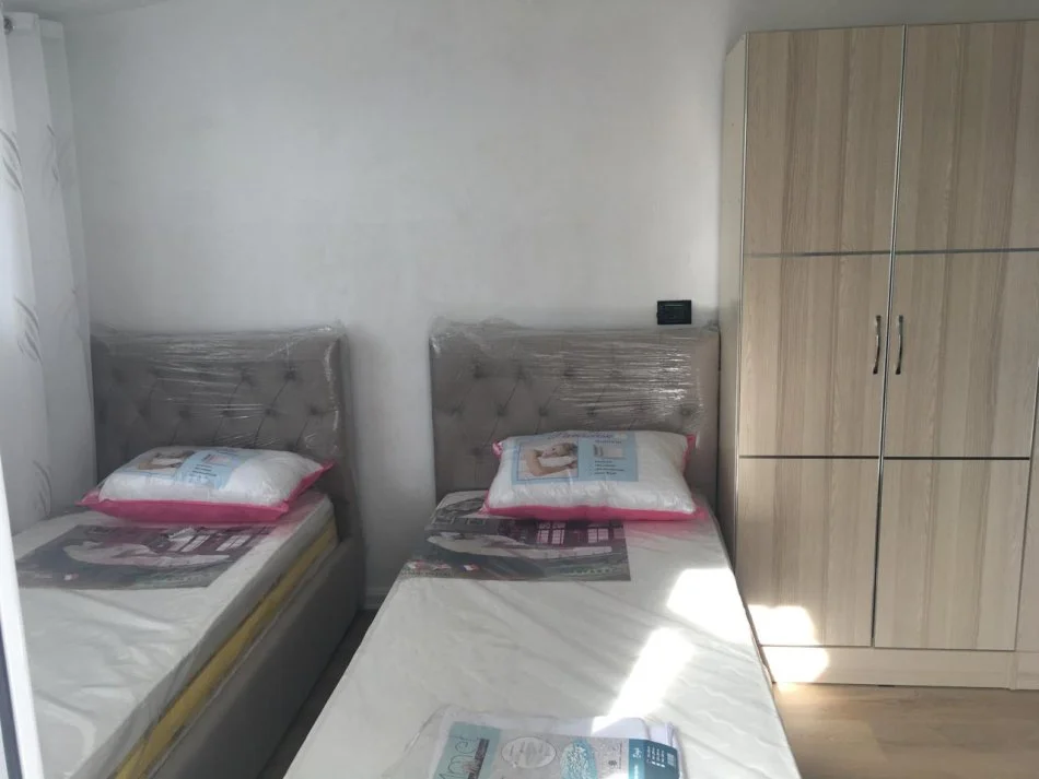 Tirane, jepet me qera 2+1 Kati 3, 85 m² 450 € 