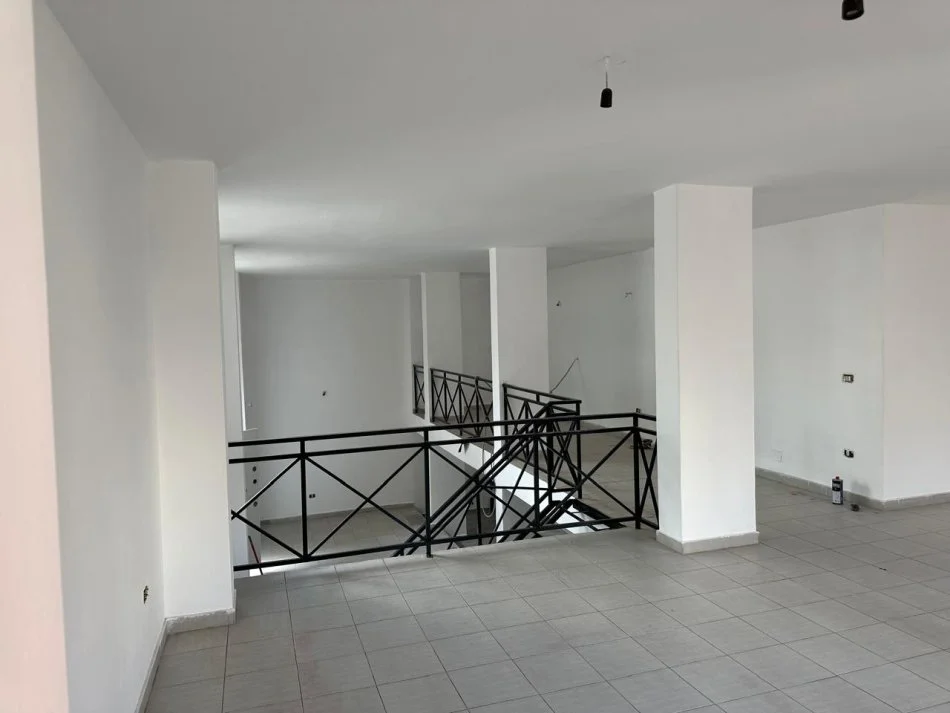 Durres, shitet ambjent biznesi Kati 0, 116 m² (Hekurudha plazh Durres, prane karburant Gega Oil)