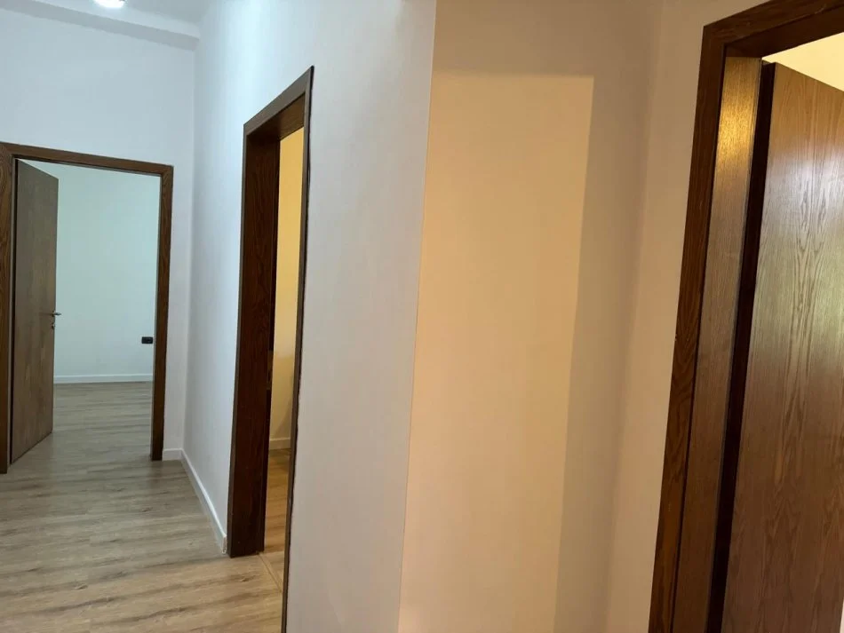 Tirane, jepet me qera ambjent biznesi Kati 1, 75 m² 1.000 € (Bajram Curi)