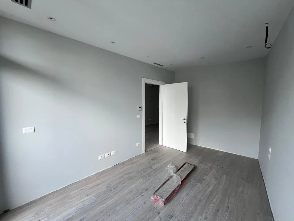 Tirane, jepet me qera apartament 2+1+Ballkon Kati 2, 140 m² 1.300 € (Rruga e Kosovareve)