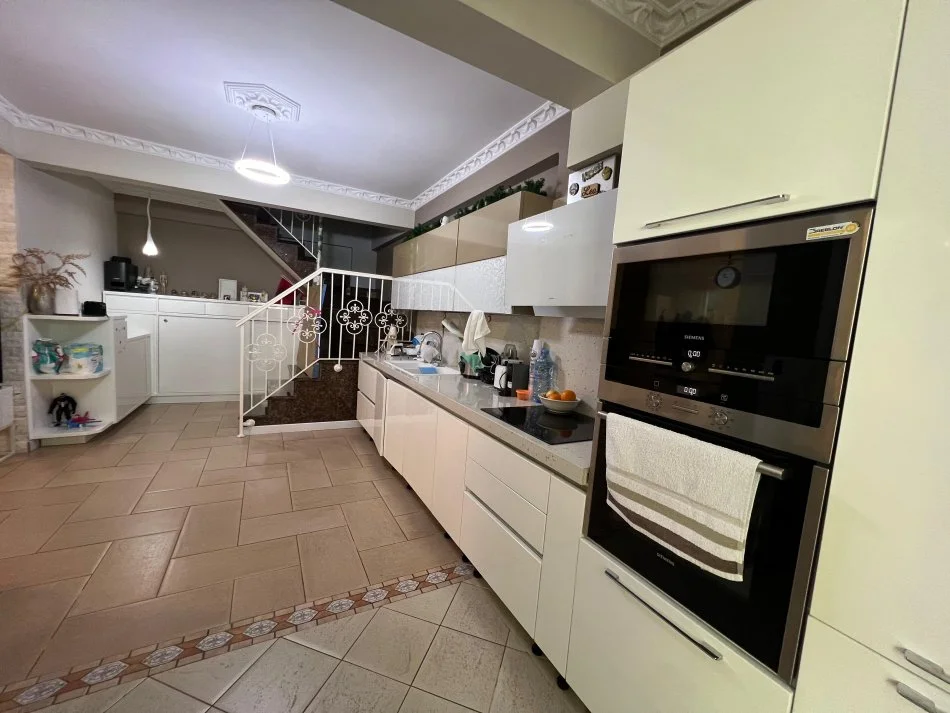 Tirane, shes apartament duplex 2+1+Ballkon Kati 3, 146 m² 450.000 € (BLLOK)