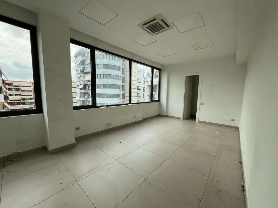 Tirane, jepet me qera ambjent biznesi Kati 7, 310 m² 3.500 € (KOMPLEKSI DELIJORGJI)