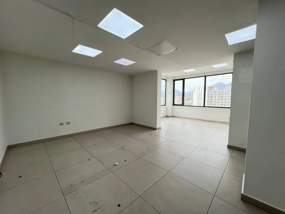 Tirane, jepet me qera ambjent biznesi Kati 7, 310 m² 3.500 € (KOMPLEKSI DELIJORGJI)