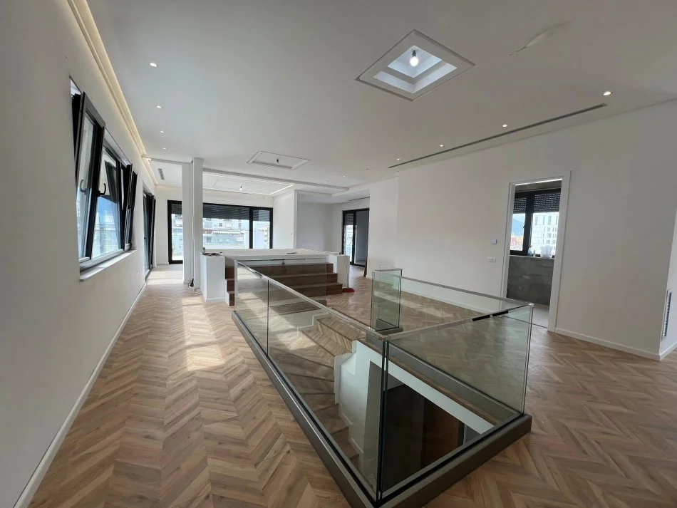 Tirane, jepet me qera zyre Kati 8, 170 m² 2.500 € (RRUGA E KAVAJES)