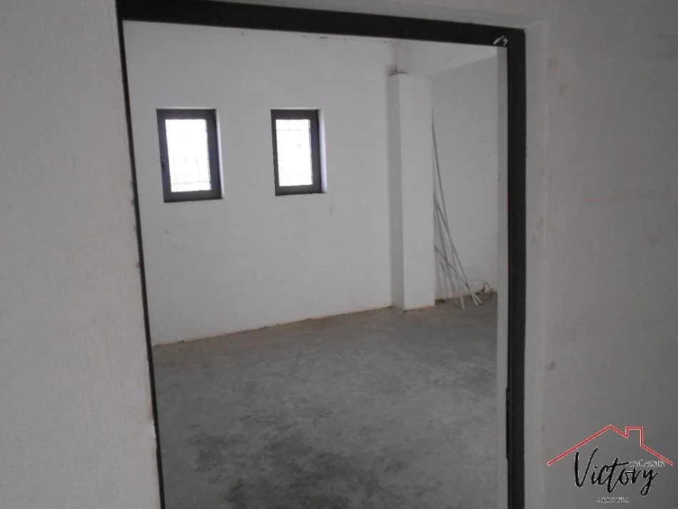 Tirane, jepet me qera ambjent biznesi Kati 1, 410 m² 1200 € (Siri Kodra)