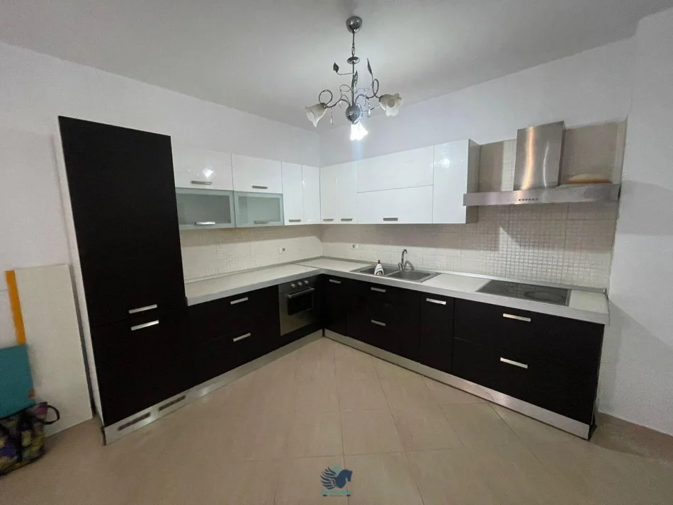 Shitet Apartament 2+1 Ne Selite [ID P02138]