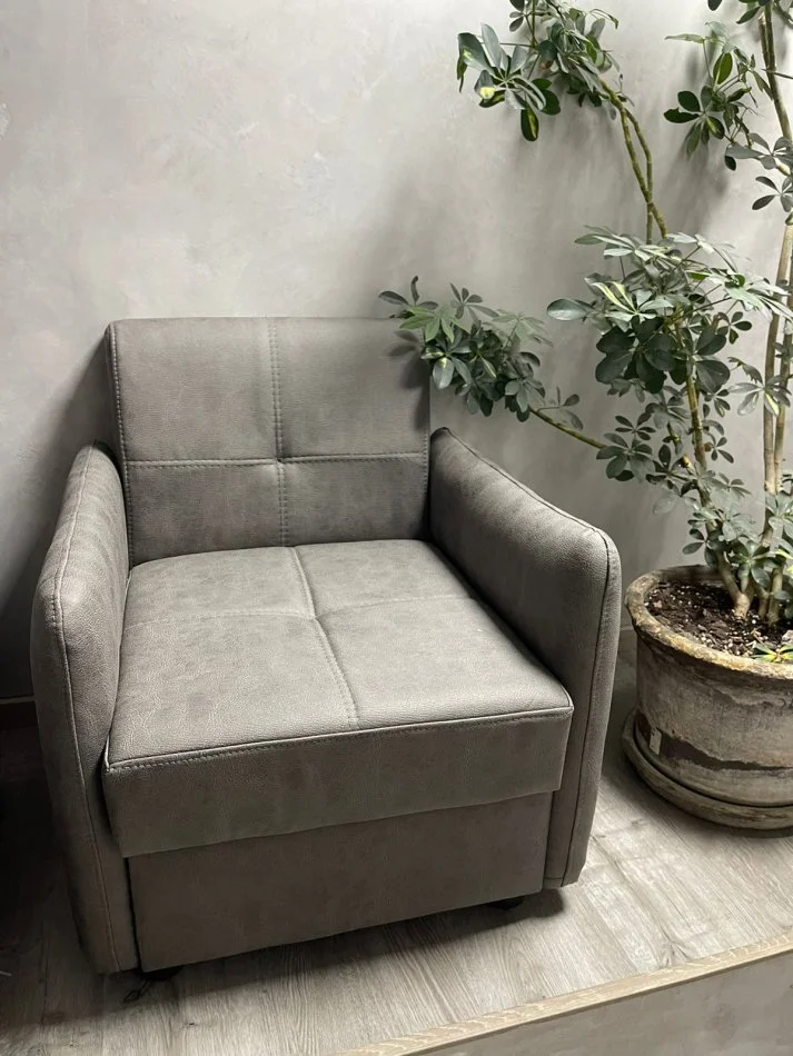 Tirane, shes Shiten divan me kolltuke te paperdorur 350 €