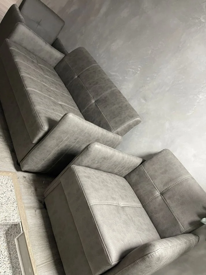 Tirane, shes Shiten divan me kolltuke te paperdorur 350 €