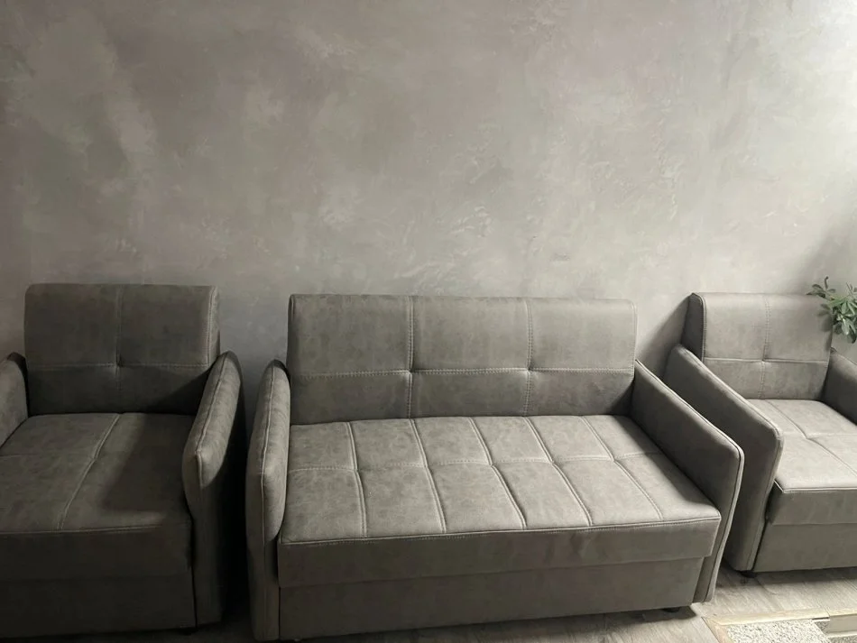 Tirane, shes Shiten divan me kolltuke te paperdorur 350 €