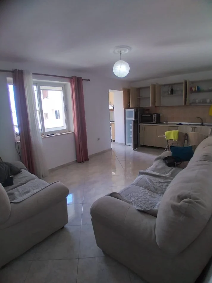 Tirane, jepet me qera apartament 2+1+Ballkon Kati 4, 75 m² 400 € (blloku ambasadave)