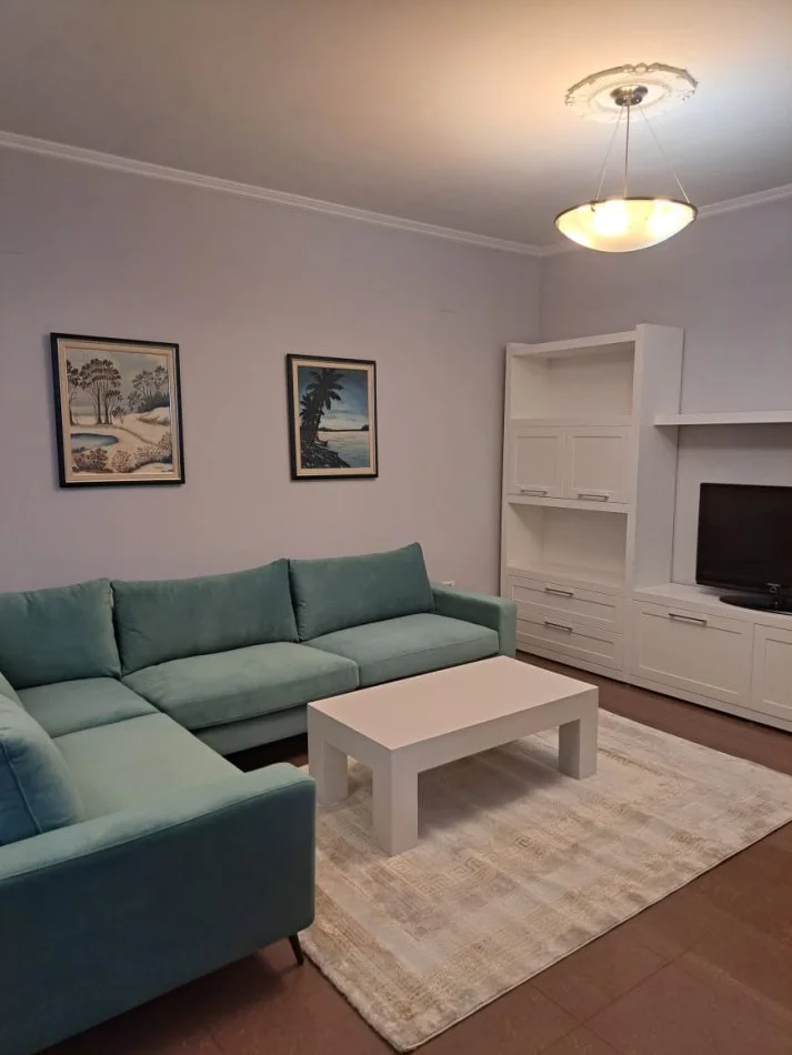 Tirane, Apartament 2+1+Ballkon me qira Kati 2, 135 m² 800 € (Pazari Ri)