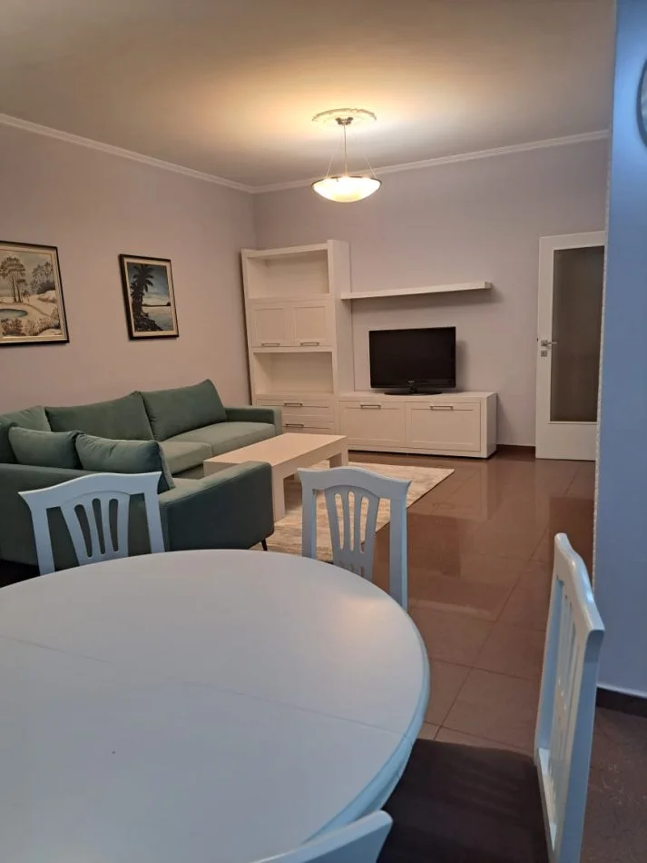 Tirane, Apartament 2+1+Ballkon me qira Kati 2, 135 m² 800 € (Pazari Ri)