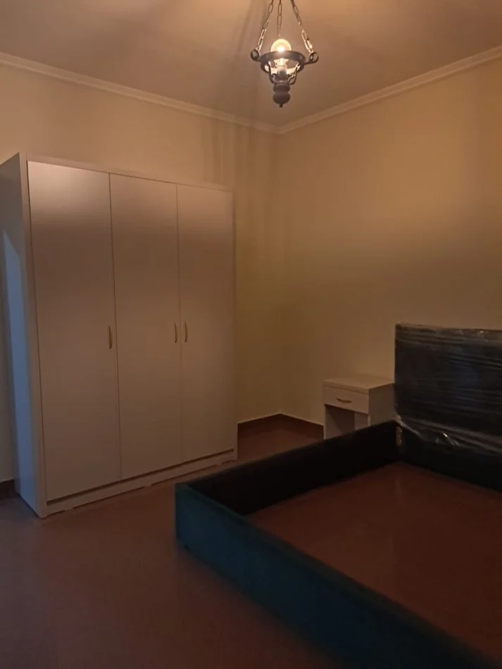 Tirane, Apartament 2+1+Ballkon me qira Kati 2, 135 m² 800 € (Pazari Ri)