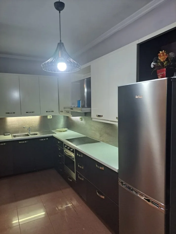 Tirane, Apartament 2+1+Ballkon me qira Kati 2, 135 m² 800 € (Pazari Ri)
