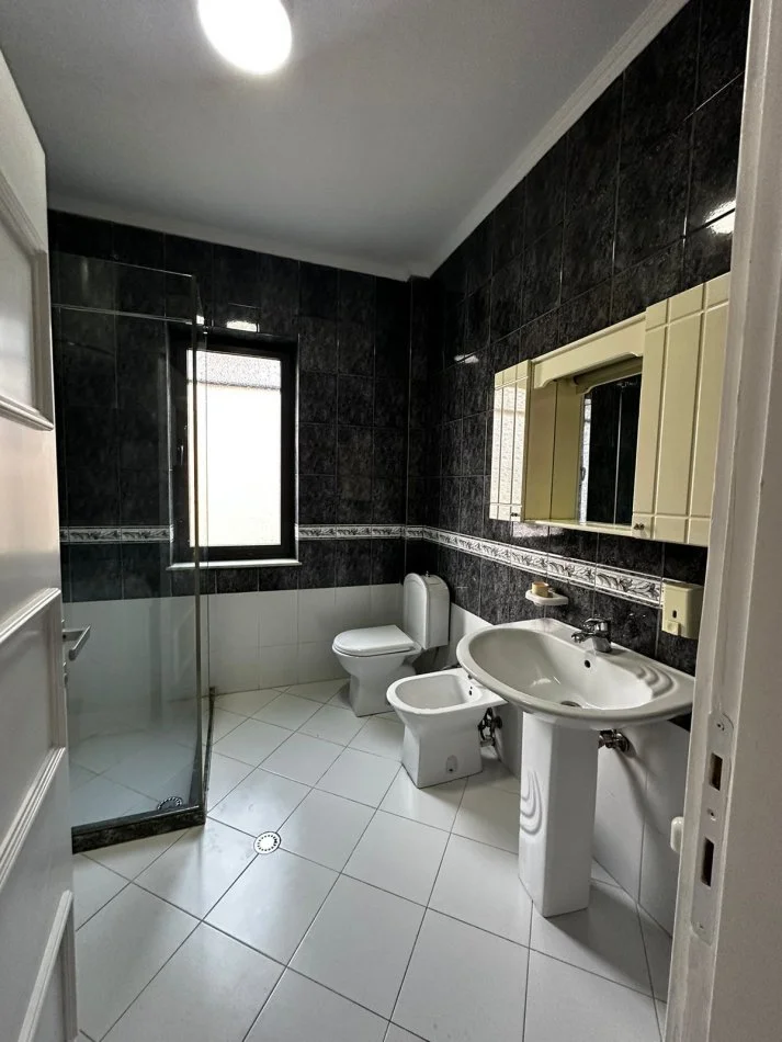 Tirane, jepet me qera apartament 2+1 Kati 2, 135 m² 800 € (Pazari i Ri)