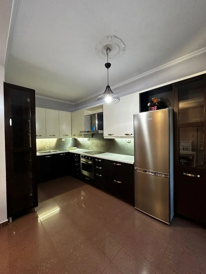 Tirane, jepet me qera apartament 2+1 Kati 2, 135 m² 800 € (Pazari i Ri)