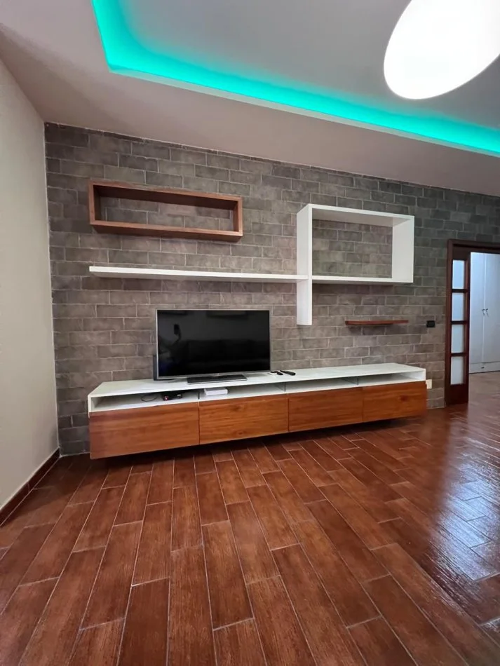 Tirane, shitet apartament 1+1 Kati 8, 85 m² 113.000 € (Yzberisht)