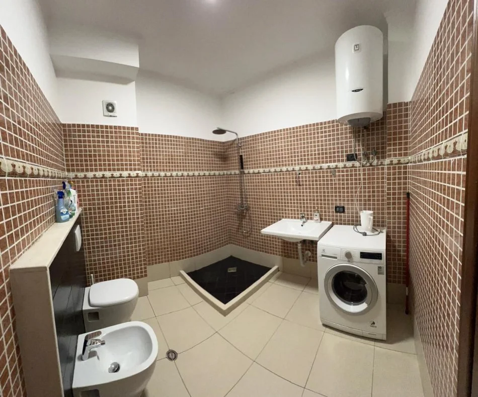 Tirane, shitet apartament 1+1 Kati 8, 85 m² 113.000 € (Yzberisht)