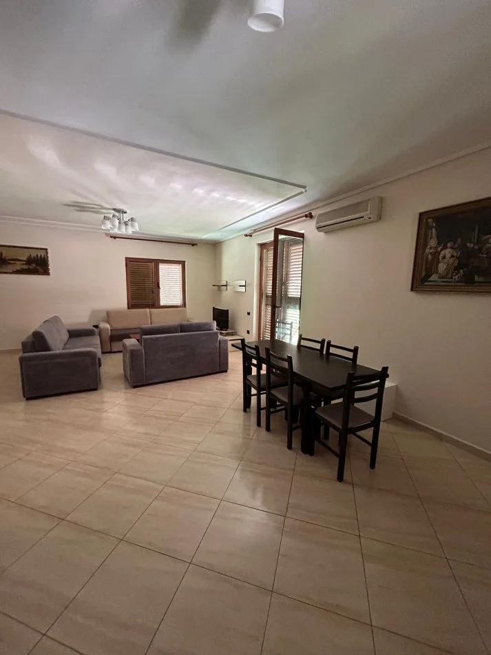 Tirane, jepet me qera apartament 3+1+Ballkon Kati 2, 145 m² 500 € (Tek Vilat Gjermane)