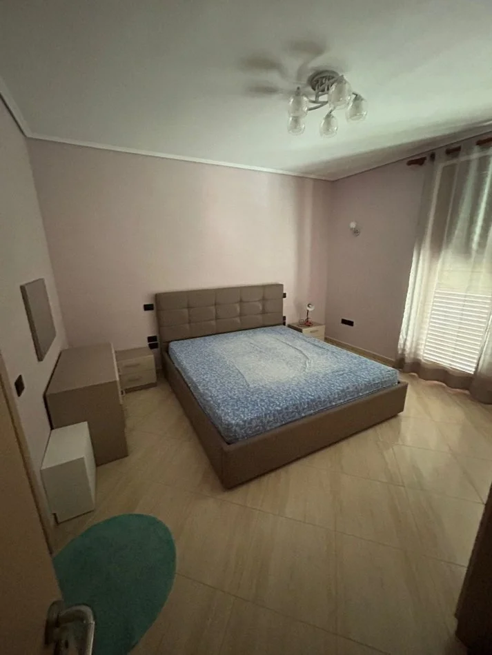 Tirane, jepet me qera apartament 3+1+Ballkon Kati 2, 145 m² 500 € (Tek Vilat Gjermane)